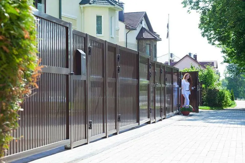 Распашные ворота с отдельно стоящей калиткой